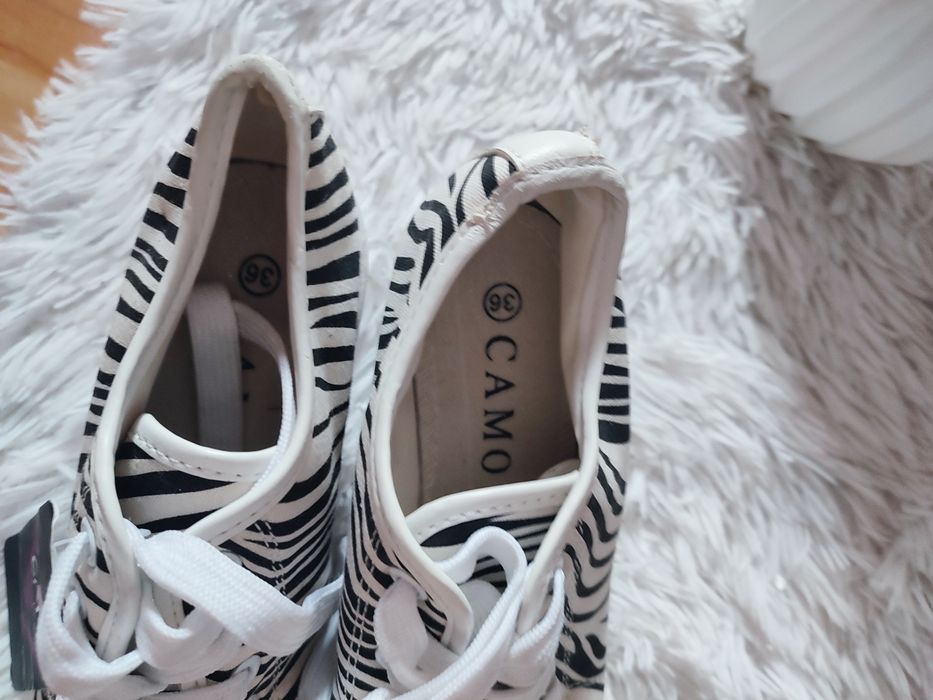 Trampki z metką na słupku zebra