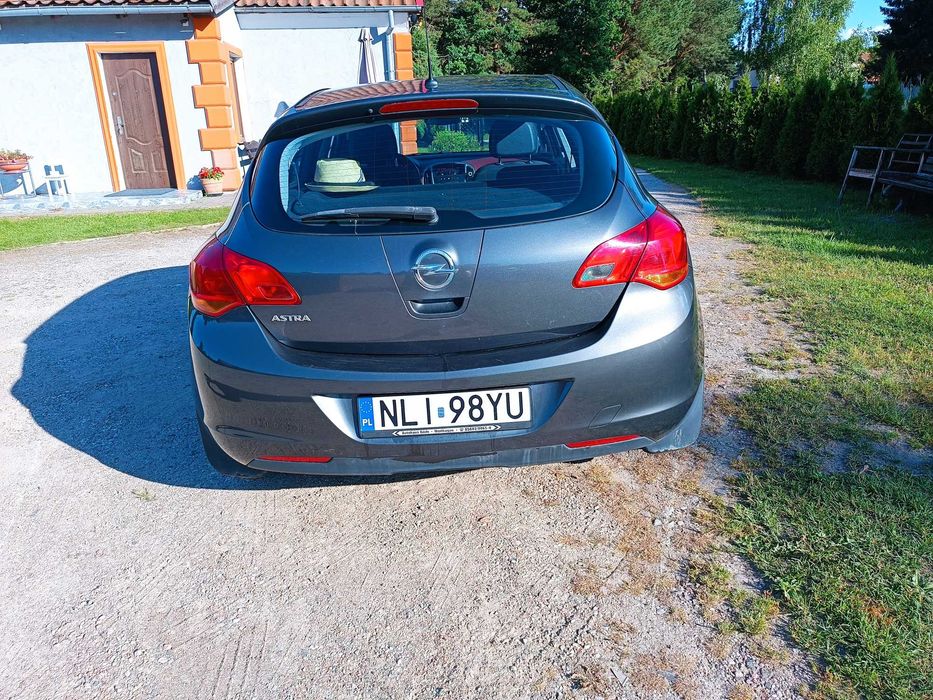 Opel Astra J 1.6 pewne auto