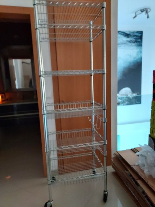 Unidade de prateleiras com rodízios / Rolling Shelf Unit
