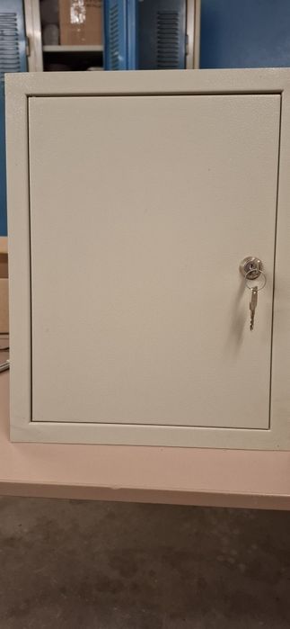 Tablica, skrzynia bezpiecznikowa.