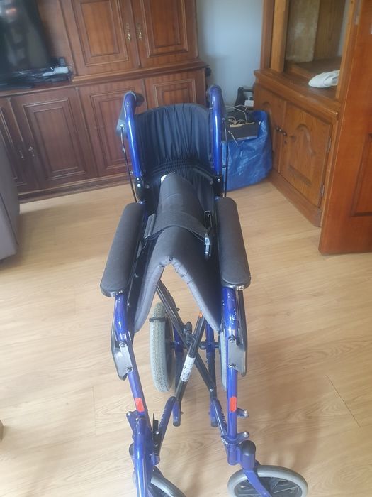 Cadeira de rodas ( ofereço almofada anti escaras para cóccix e orelha