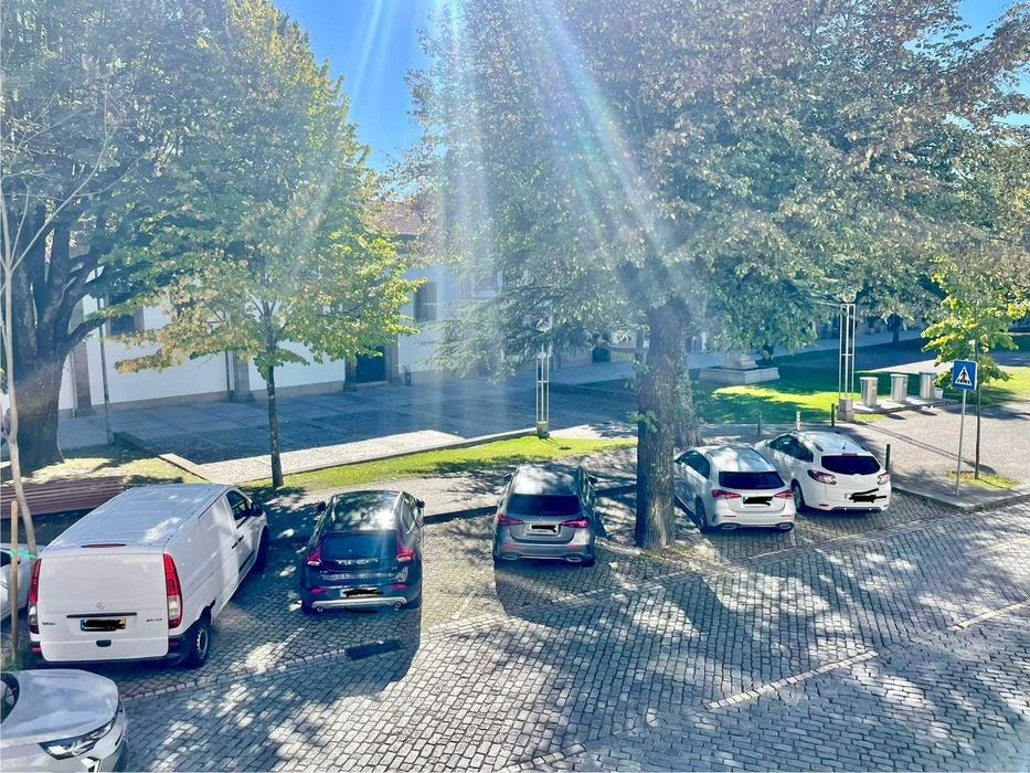 Arrenda-se  Gabinete na Avenida Central em Braga, despesas incluídas. (30m2)