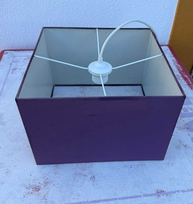 Candeeiro de quarto roxo