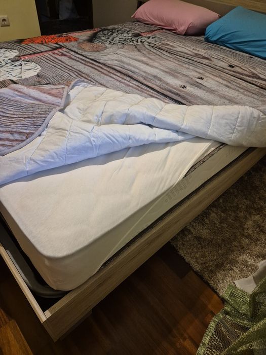 Cama de casal com mesinha