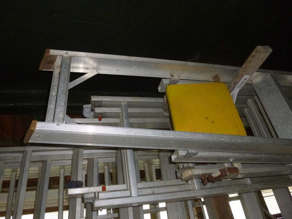 Escadote industrial de aluminio