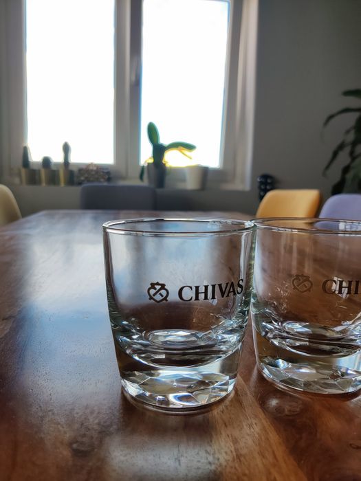 4 copos de whisky Chivas