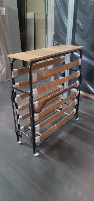 Cama divã sem colchão em boas condições