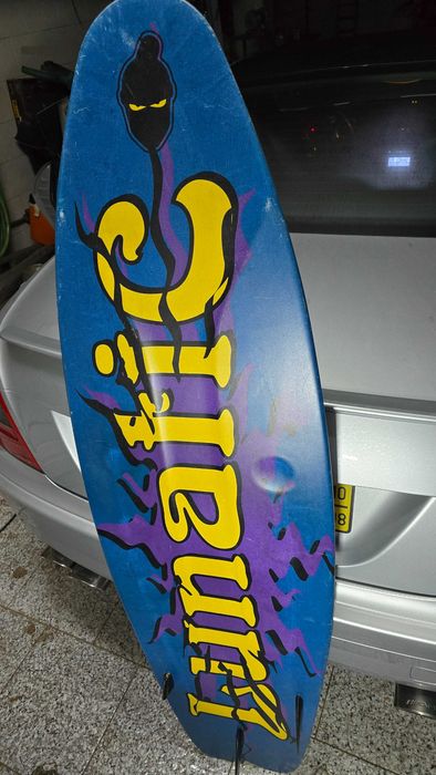 Prancha Wakeboard com par de botas universal e colete.