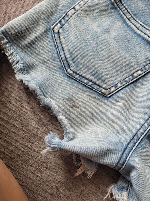 Jeansowe szorty zakonczone nitkami z kieszeniami r. 38 Vila