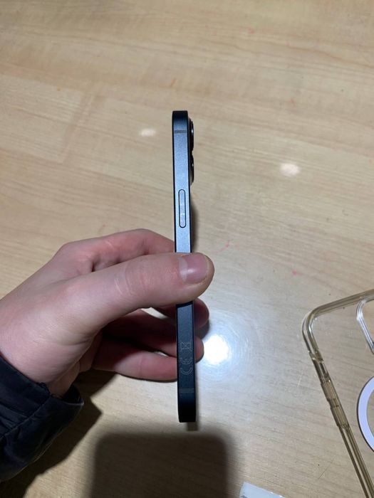 Продам 13 айфон на 128 гб в хорошому стані.