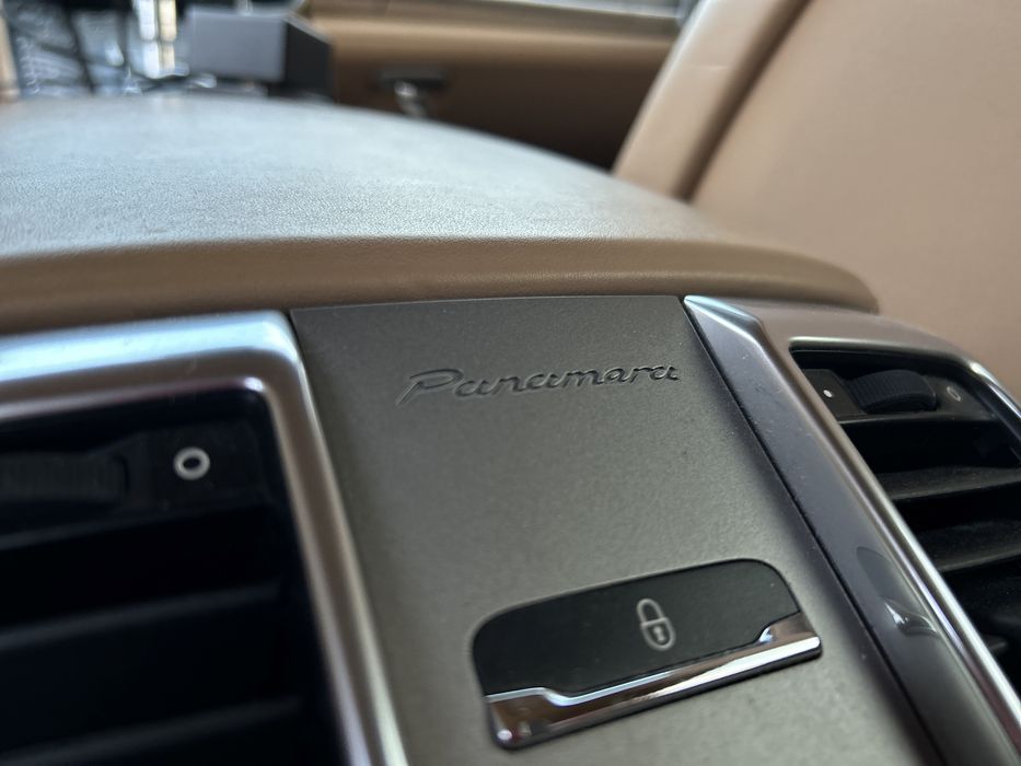 В продажі шикарний Porsche Panamera S (гібрід)
