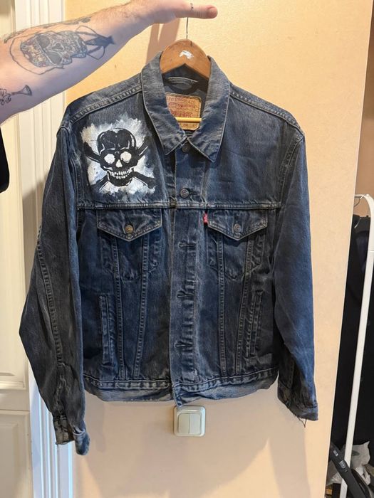 Кастомна джинсова куртка Levi's L з розписом черепів