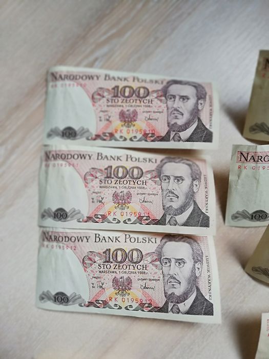 Banknoty 100,- zł z 1988 roku, kolejne numery.