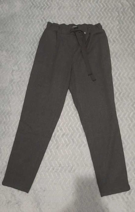 Szare spodnie na gumce