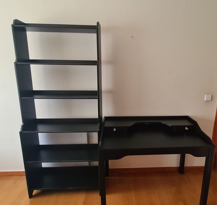 Camas de solteiro, estante e escrivaninha