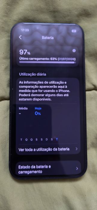 iPhone 13 , tem mais de 3 anos.