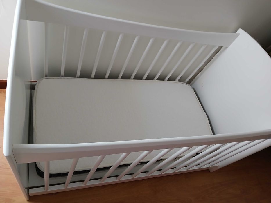 Cama bebé , madeira lacada branco