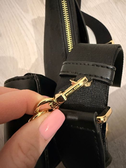 Torebka Michael Kors czarna z zawieszką