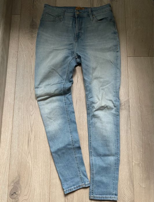 Jasno-niebieski jeansy
