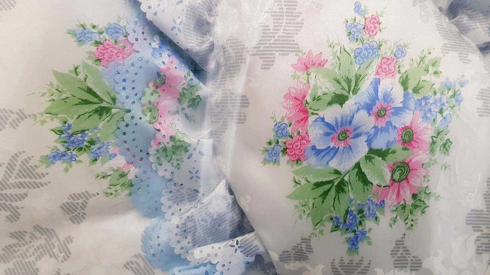 Edredão colcha azul c/ folhos, 1 travesseiro e 2 almofadas coração