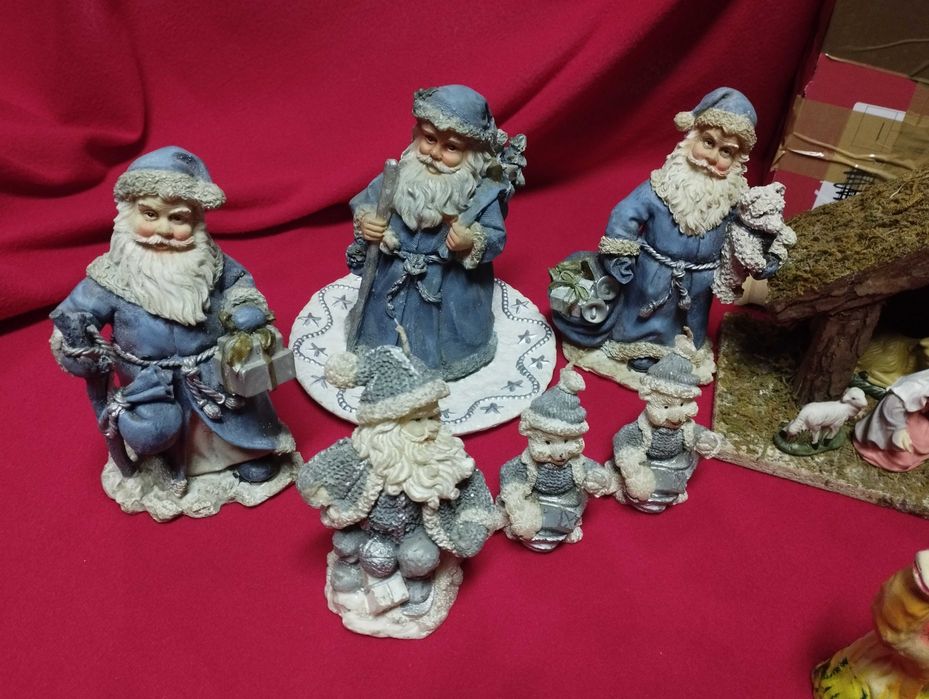 Conjunto de varias figuras presépio e cabana, em muito bom estado