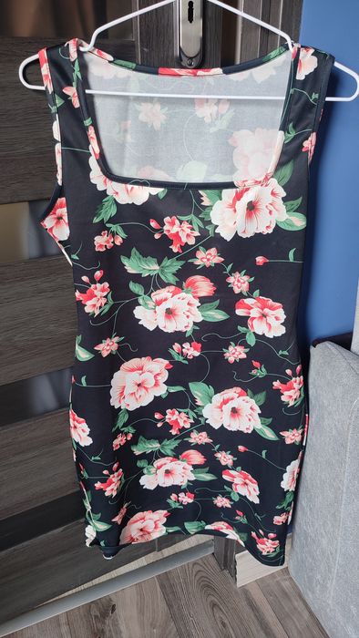 Śliczna obcisła sukienka mini w kwiaty M