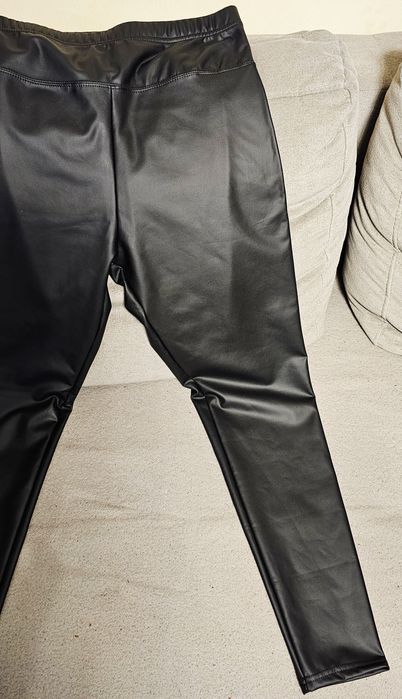 Nowe czarne matowe lateksowe, ocieplane leginsy, rozm M