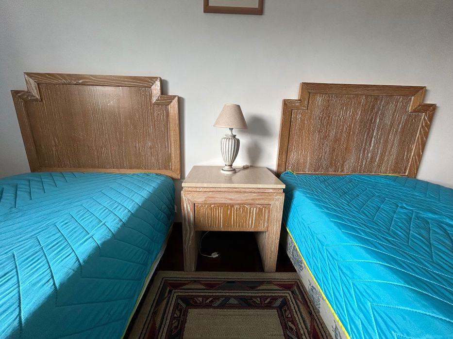 Camas, cabeceiras, mesa e candeeiro