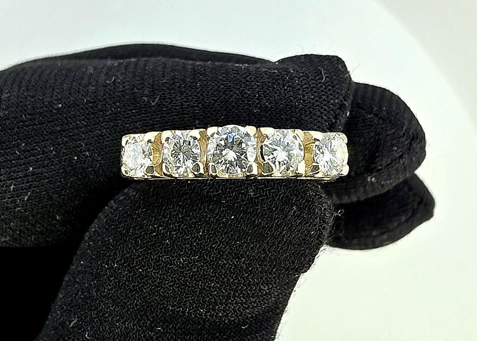 Золота каблучка з діамантами