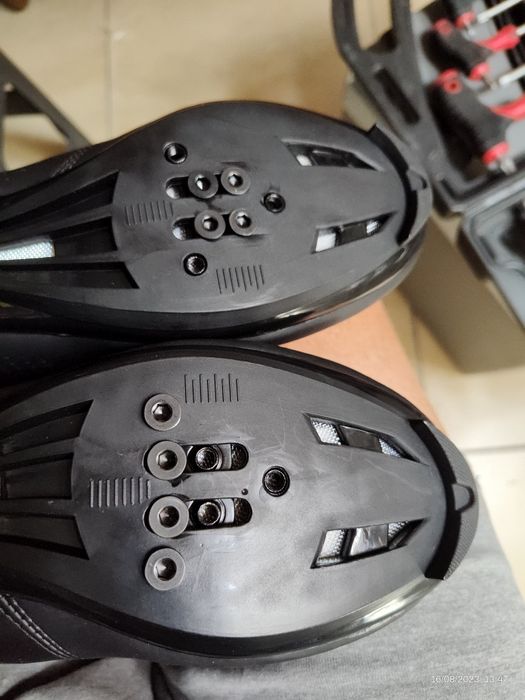 Sapatos speed (25) euros) e Pneus - 4 Pneus: 2 BTWin 25 x 700 (roda 2