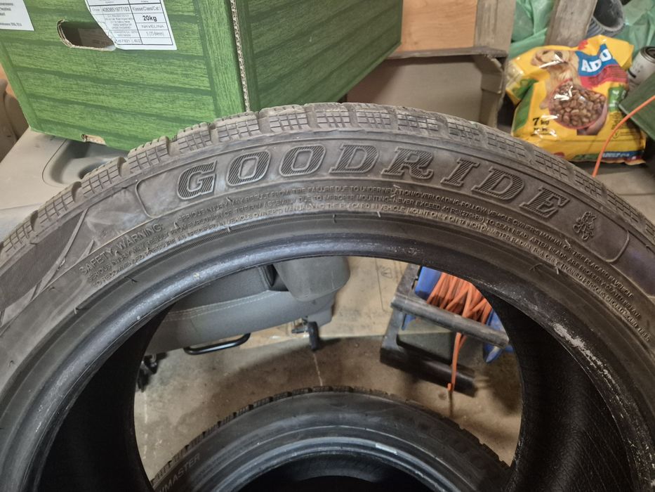 Godride sw608 winter 235/45/17 komplet