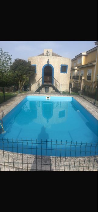 Gradeamento verde em ferro com portão