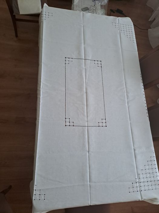 Obrus lniany haftowany