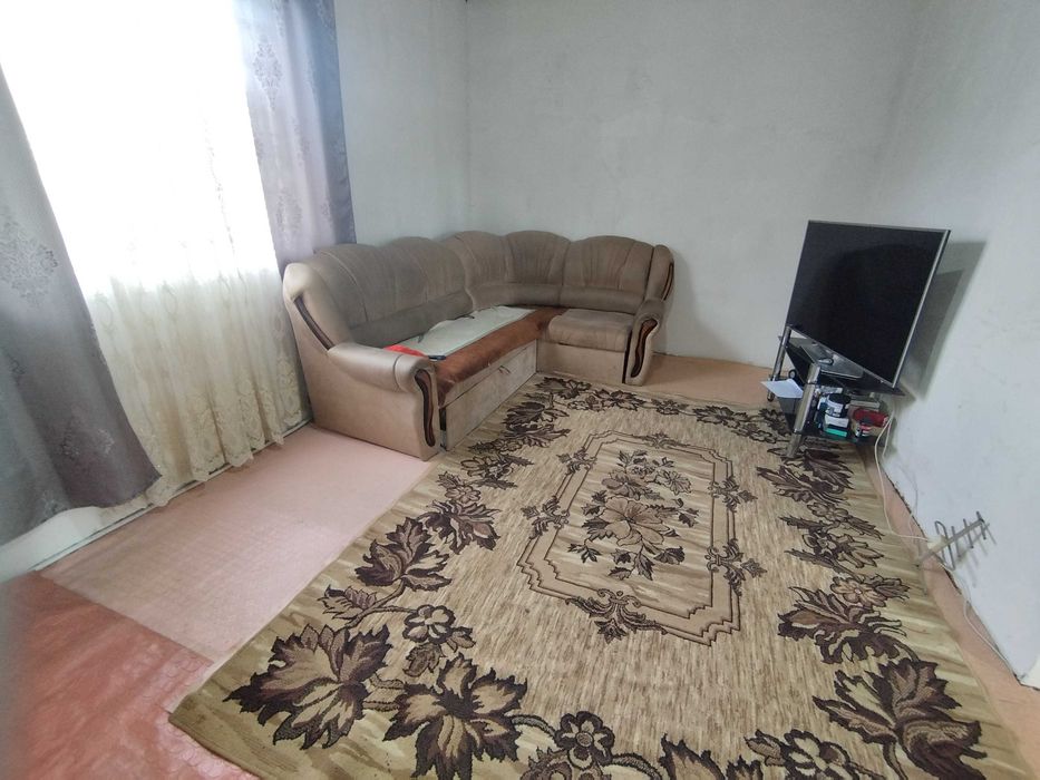 Продаж будинку біля магазину Сім'я