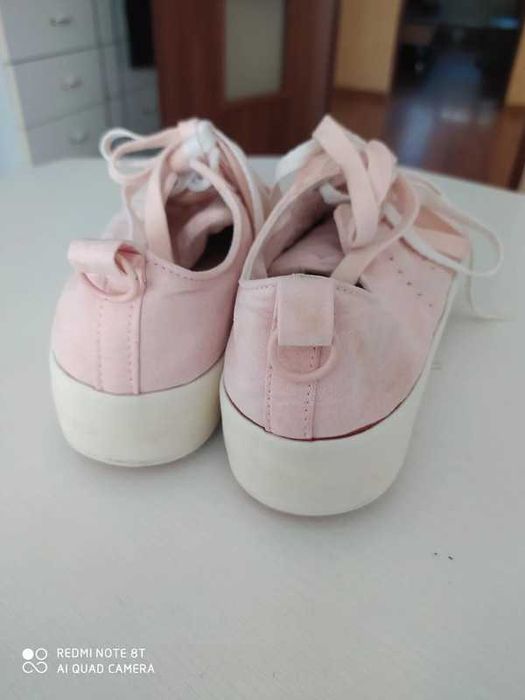 Pudrowe zamszowe sneakersy Bershka