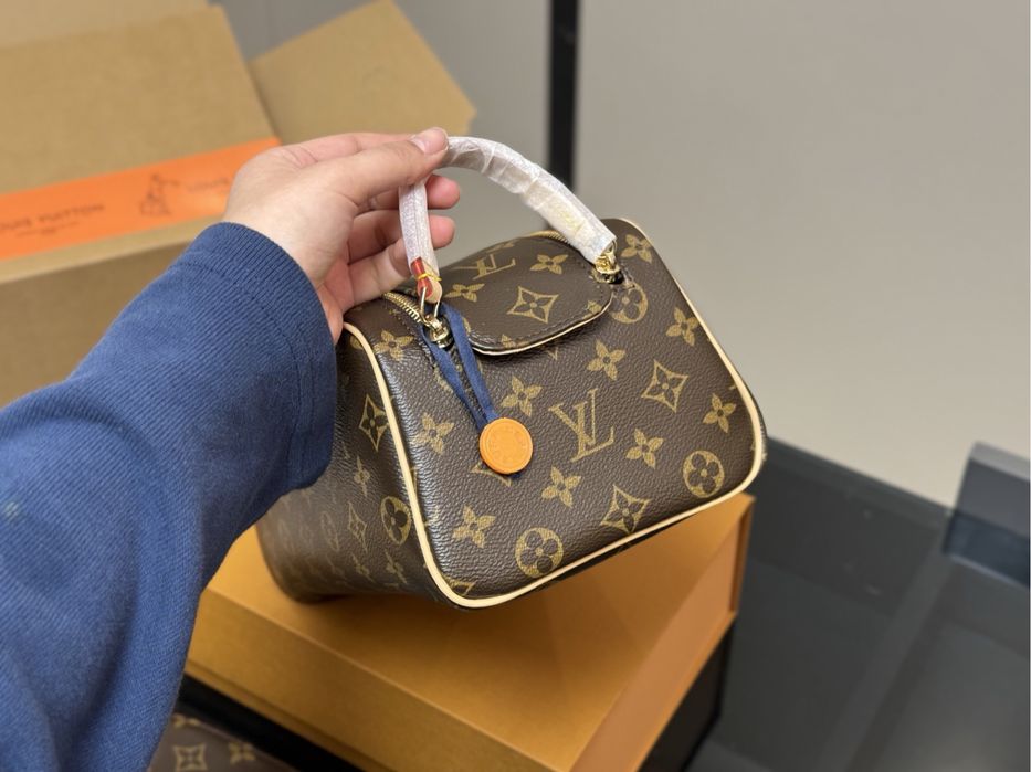 косметичка Louis Vuitton