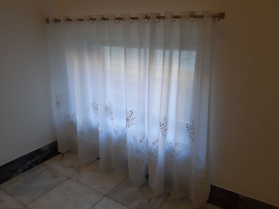 Vendo cortina branca bordada