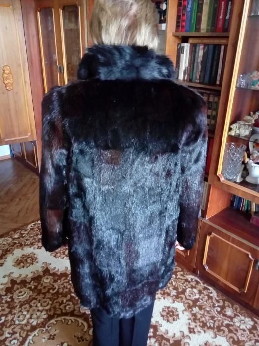 Продаю женский натуральный полушубок,материал:монгольский сурок.