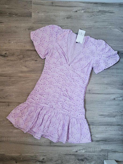 Liliowa ażurowa haftowana sukienka boho Zara dekolt V bufki drapowana