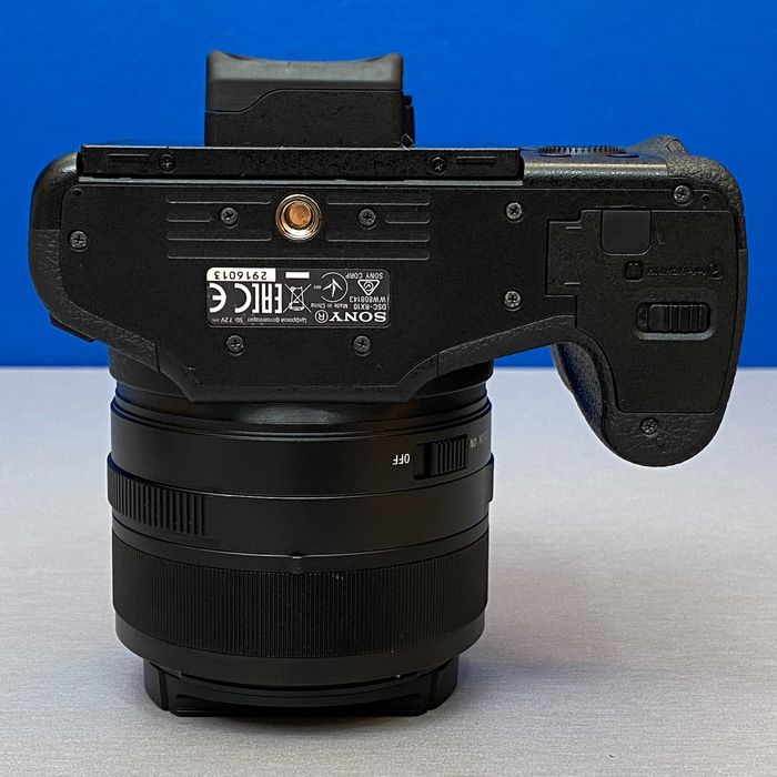 Sony Cyber-Shot DSC-RX10 (20.2MP - 24-200mm f/2.8)