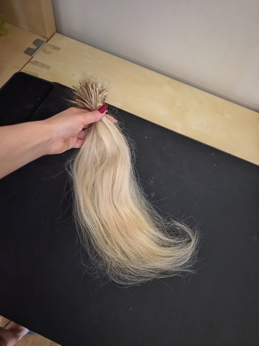 Włosy blond dziewicze