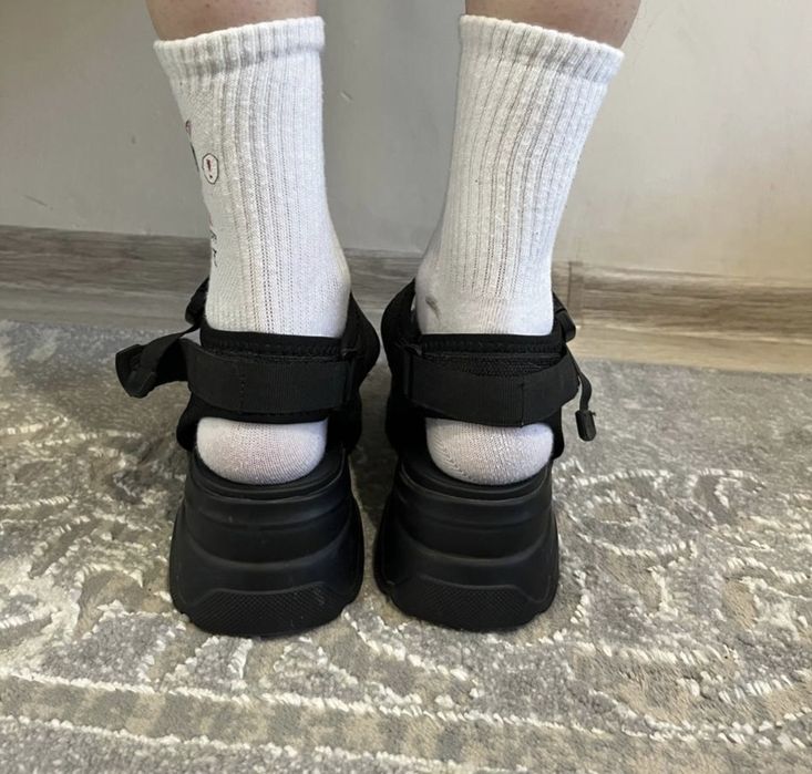 Сандалі на платформі