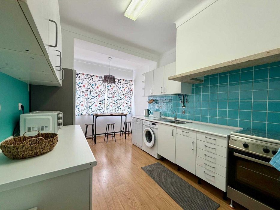 Quarto Individual | 14 m2 para estudantes universitárias | Alvalade / Av. de Roma | Despesas Incluídas | 575 euros