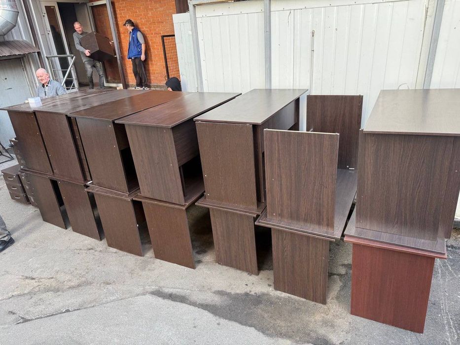 Продаємо меблі вживані- столи стільці крісла тумби шафи стелажі полиці