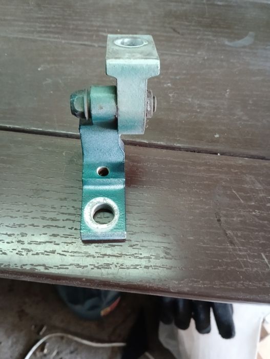 Петли передней пас двери Skoda Superb 1