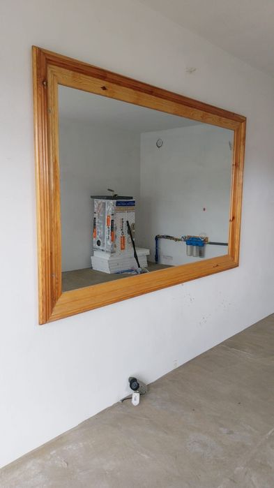 Lustro w drewnianej ramie