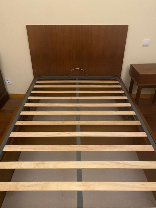 Sommier/Cama de corpo e meio + mesa de cabeceira - madeira