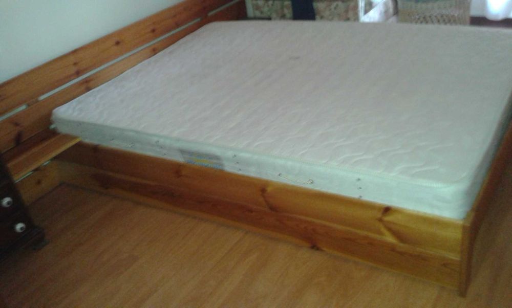Cama grande de pinho maciço