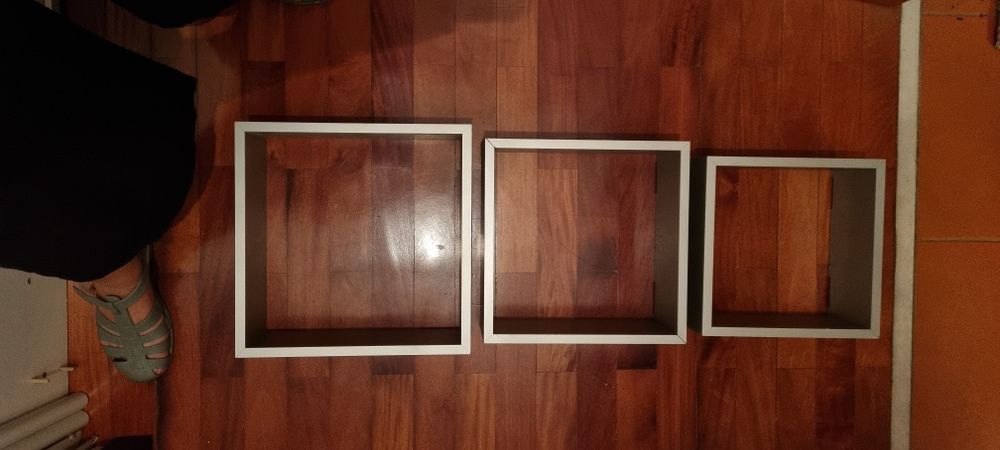 Prateleiras quadradas cinzentas