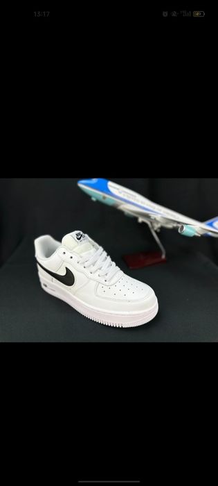 Nike air force 1, branco com símbolo preto